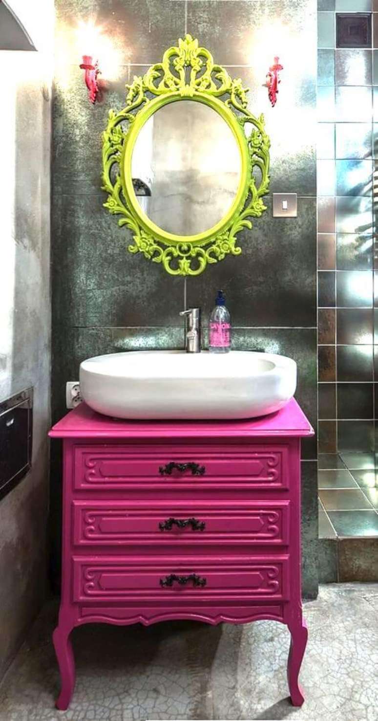 9. Banheiro com gabinete pink e espelho com moldura colorida verde limao – Foto Dicas Decoração