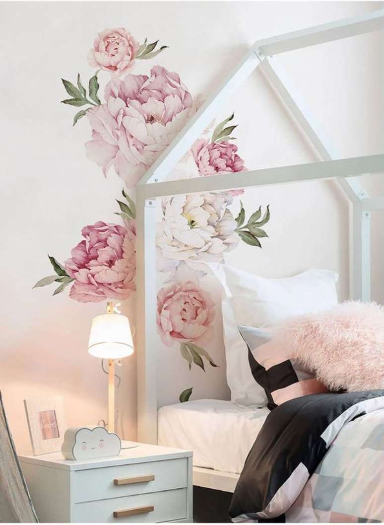 47. Papel de parede rosa com flores no quarto feminino – Foto AliExpress