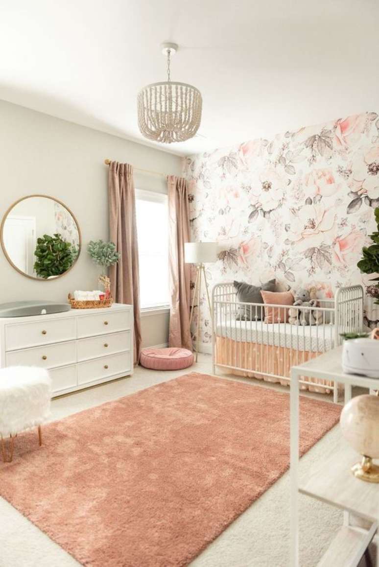 34. Quarto de bebê com papel de parede rosa claro floral – Foto Newport Cottages