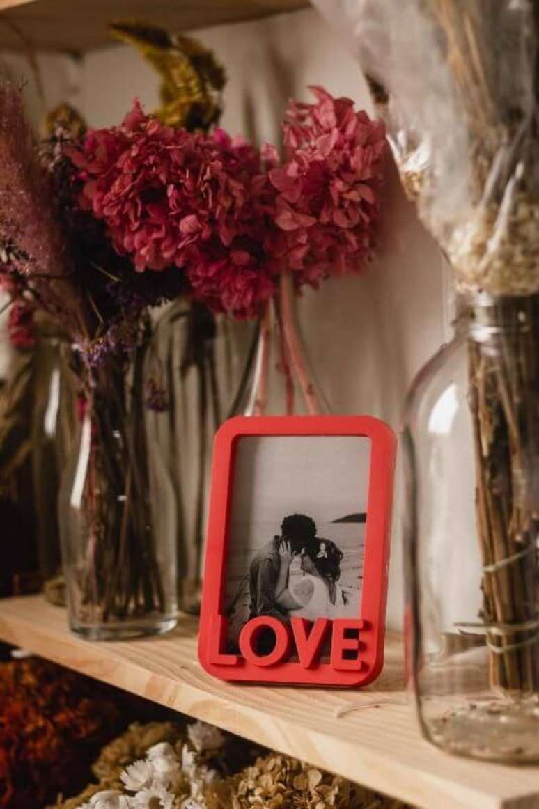 44. Moldura colorida vermelha para sala de estar &ndash; Foto O Amor &eacute; Simples