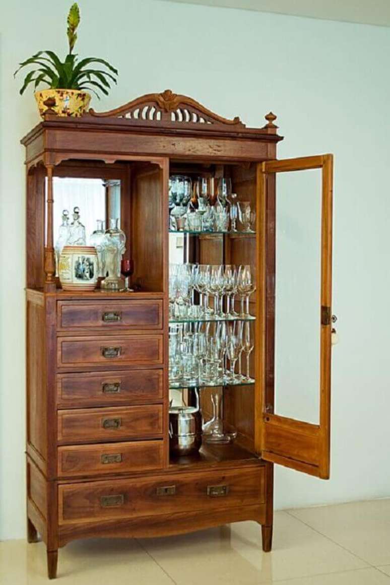 7. Modelo de cristaleira de vidro r&uacute;stica com gavetas. Fonte: Pinterest