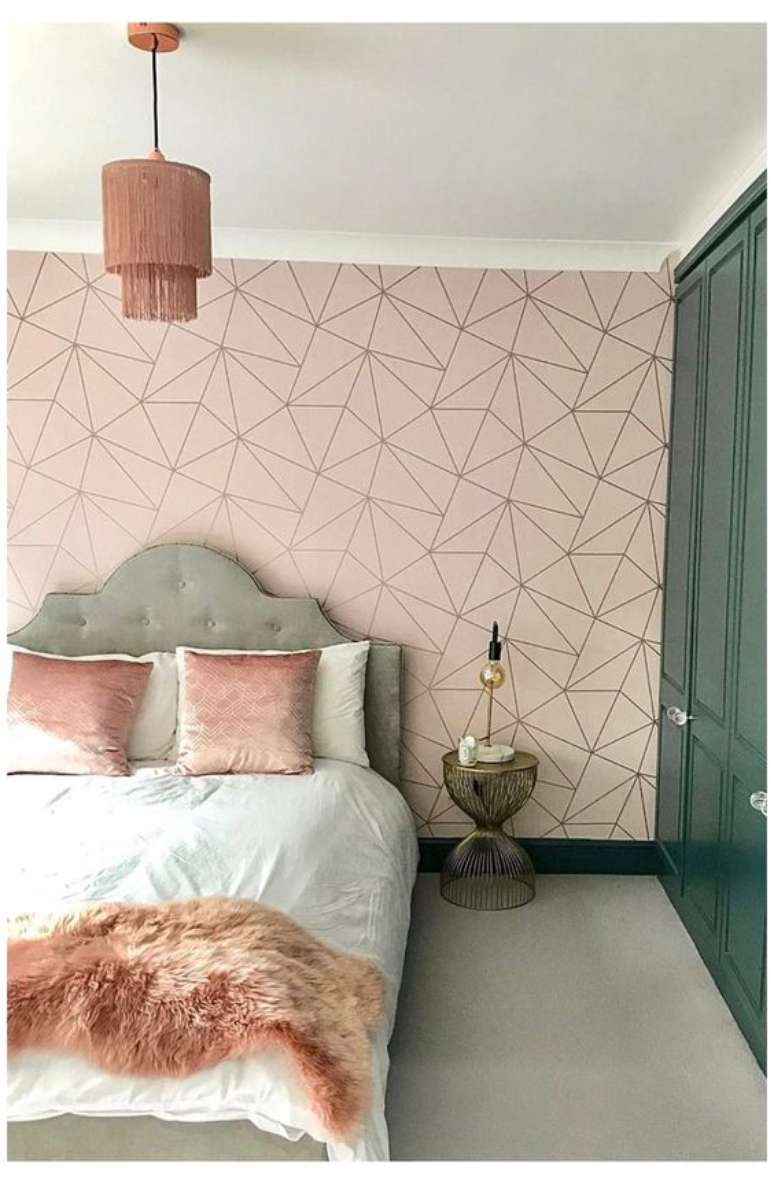 32. Quarto com papel de parede rosa e detalhes geométricos – Foto Amazon