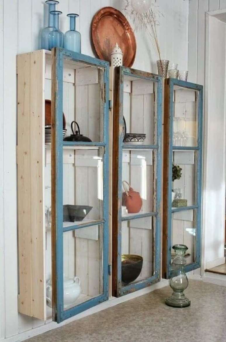 28. Decora&ccedil;&atilde;o simples com cristaleira r&uacute;stica fixada na parede. Fonte: Blog de Una Cazachollos