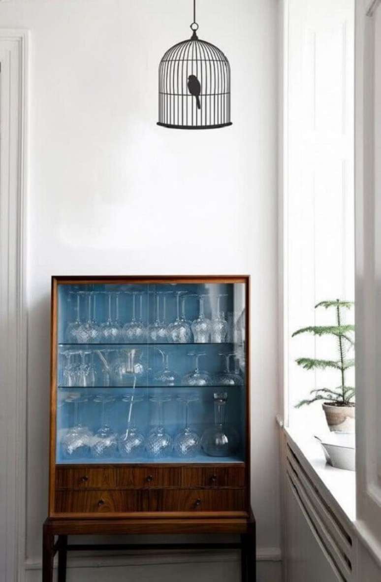 19. Modelo simples de cristaleira r&uacute;stica. Fonte: Couch Style