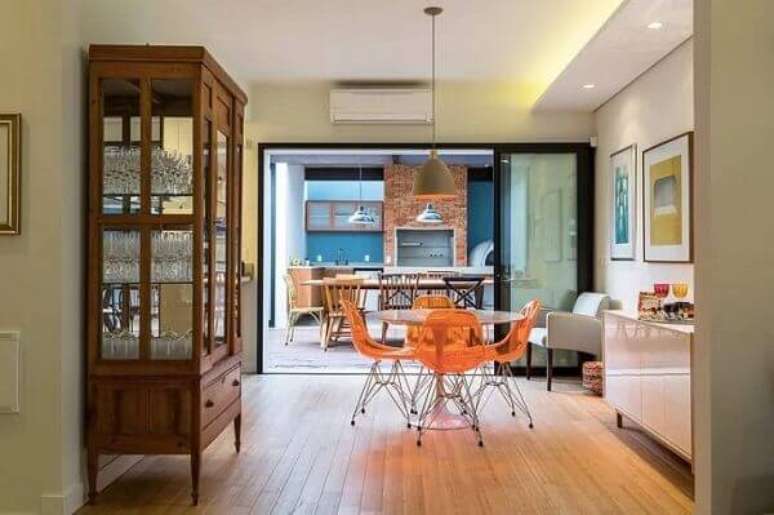 35. Cristaleira r&uacute;stica com prateleira de vidro. Fonte: Pinterest