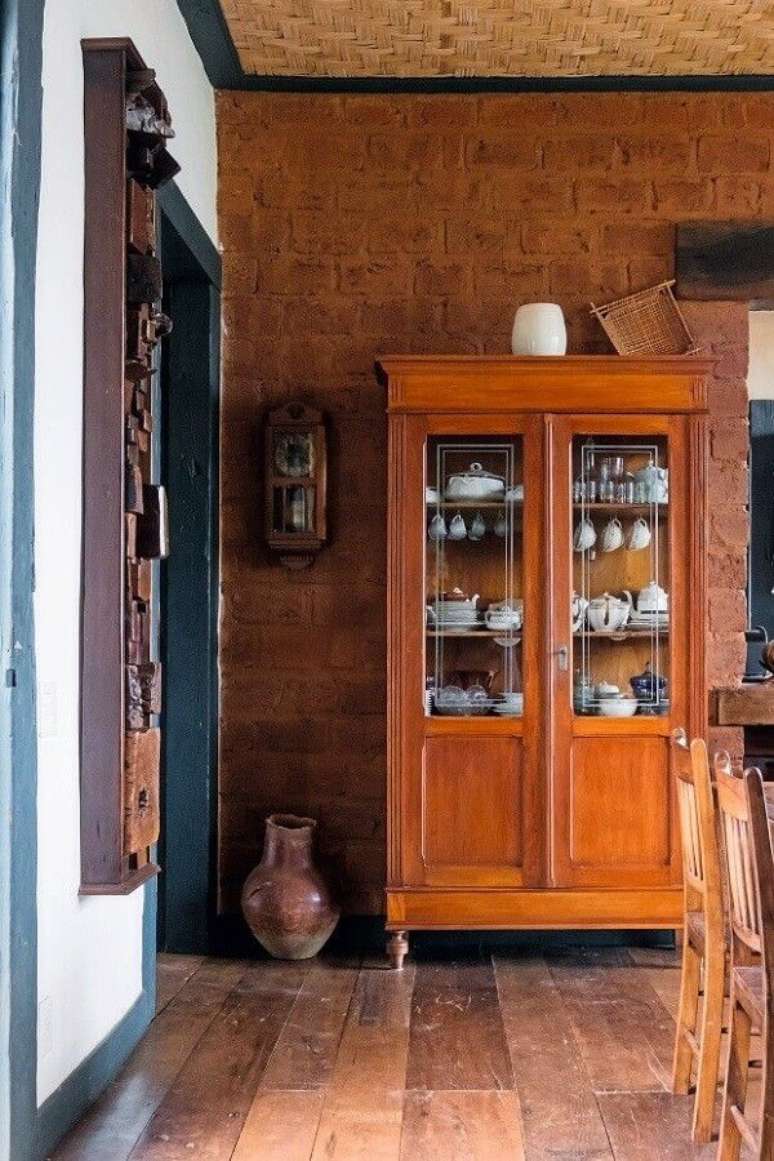 53. A cristaleira r&uacute;stica auxilia na organiza&ccedil;&atilde;o da sala de jantar. Fonte: Pinterest