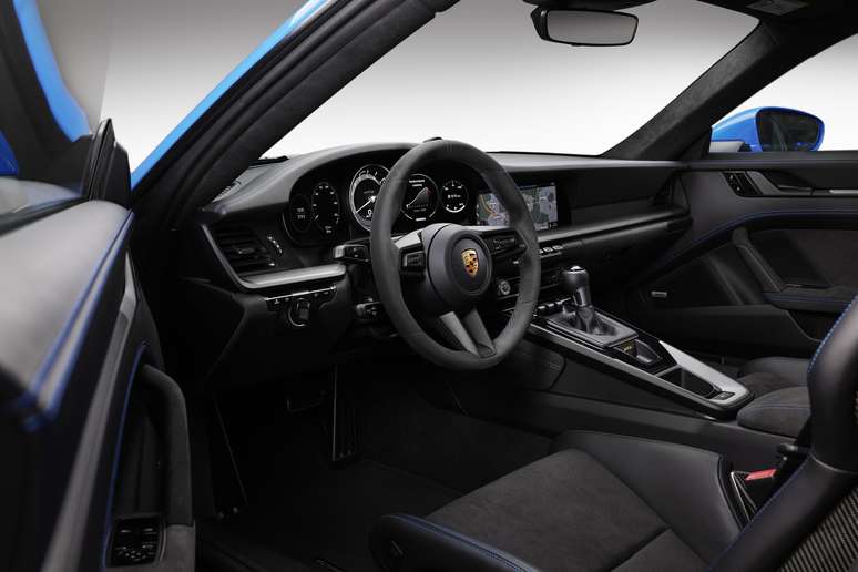 Interior do novo Porsche 911 GT3 ganha volante revestido em Alcantara. 