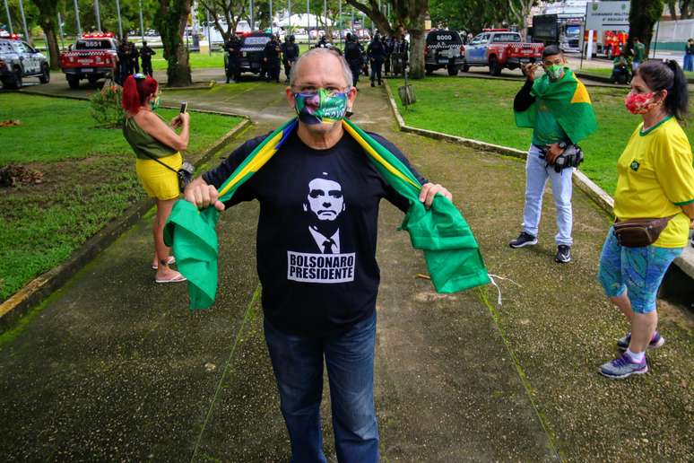 Membros da Polícia Militar do Pará dispersaram manifestantes bolsonaristas que se concentravam na manhã desta quarta-feira, 31 de março de 2021, na Praça da Bandeira, em frente ao Quartel-General, na cidade de Belém (PA).