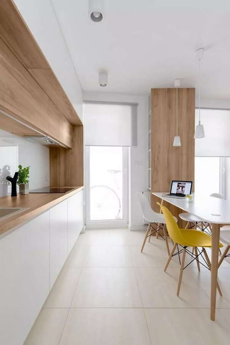 2. Decoração de cozinha minimalista branca com madeira – Foto: Deavita