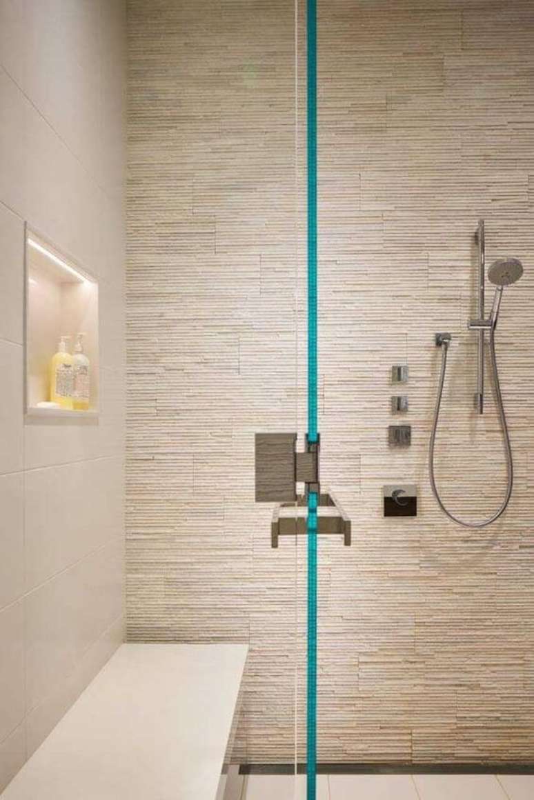 43. Banheiro com revestimento bege de pedra canjiquinha – Foto Pinterest