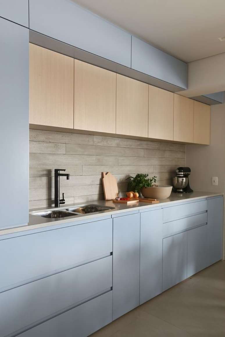 20. Revestimento bege para cozinha com armário azul claro – Foto Lamarcon