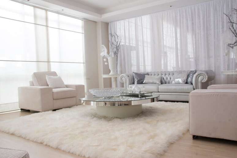 29. Decoração sofisticada para sala branca com tapete felpudo e mesa de centro redonda espelhada – Foto: Pinterest