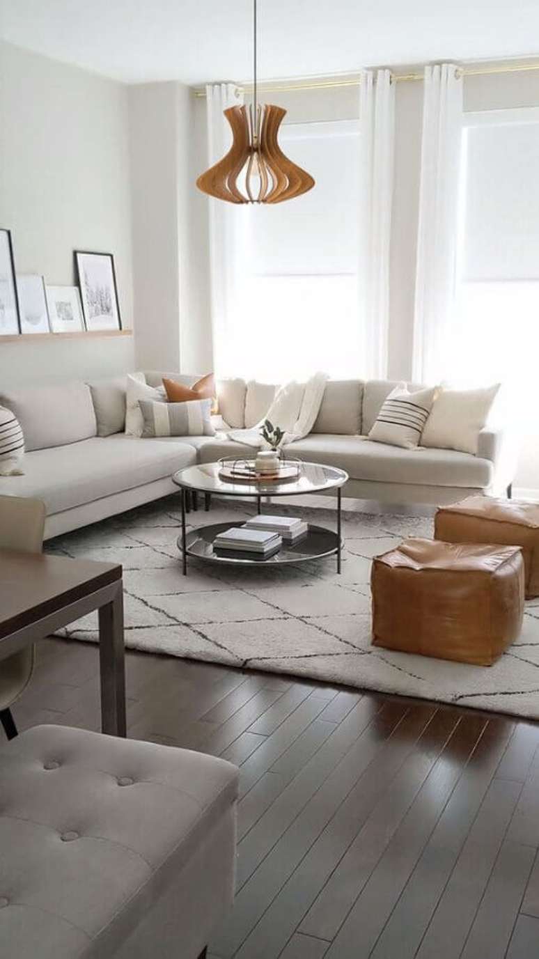 16. Decora&ccedil;&atilde;o clean para sala com sof&aacute; de canto grande e mesa de centro redonda &ndash; Foto: Decoholic