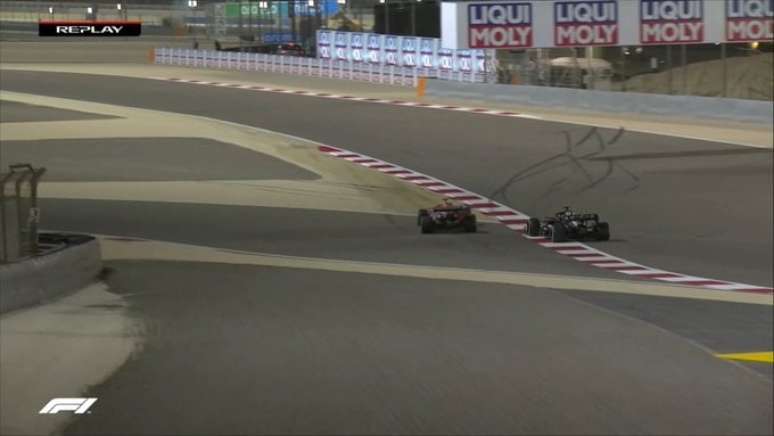 Max Verstappen ultrapassou os limites da curva 4 para superar Lewis Hamilton 