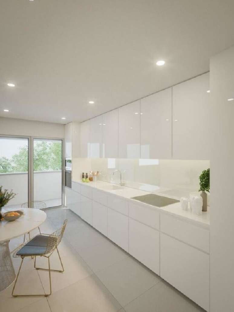 3. Cores claras como branco e off white são as mais usadas na decoração de cozinha minimalista – Foto: Histórias de Casa