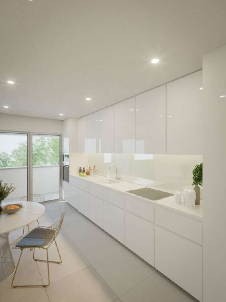 3. Cores claras como branco e off white s&atilde;o as mais usadas na decora&ccedil;&atilde;o de cozinha minimalista &ndash; Foto: Hist&oacute;rias de Casa
