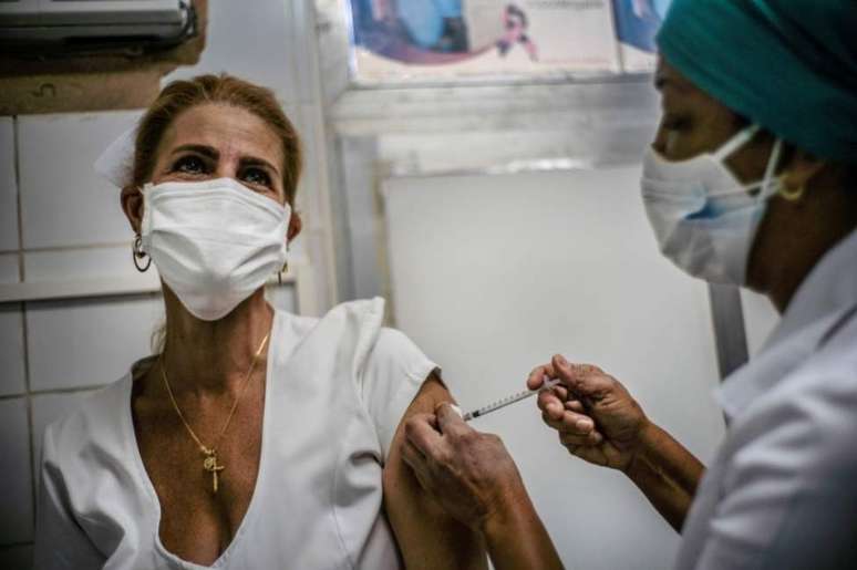 Profissionais de saúde já estão sendo vacinados em Havana