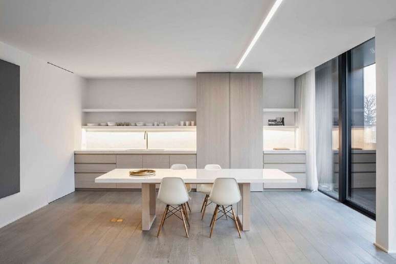 4. Móveis de madeira clara para decoração de cozinha minimalista – Foto: Behance