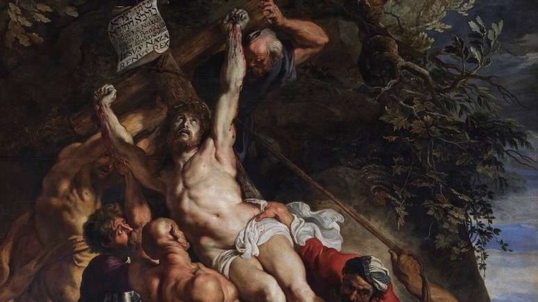 A crucificação não foi invenção romana mas estava amplamente disseminada no Império Romano, diz pesquisador/ acima, obra de Jesus sendo erguido na cruz, de Rubens