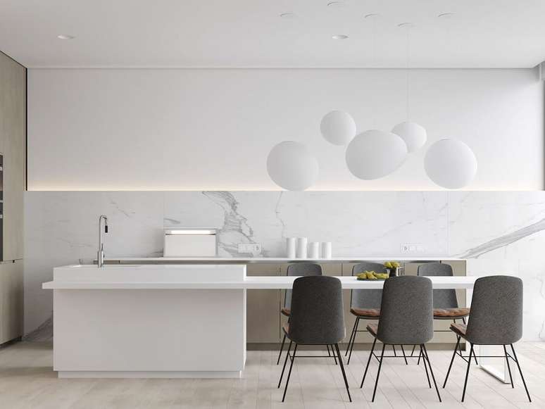1. A cadeira cinza com design simples é perfeita para decorar a cozinha minimalista – Foto: Home Fashion Trend