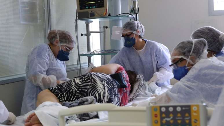 Médicos alertam que muitos pacientes que chegam à UTI tomaram remédios do 'kit covid'