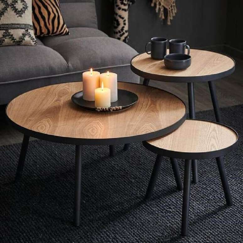 6. Trio de mesa de centro redonda de madeira para decoração de sala preta – Foto: Casashops
