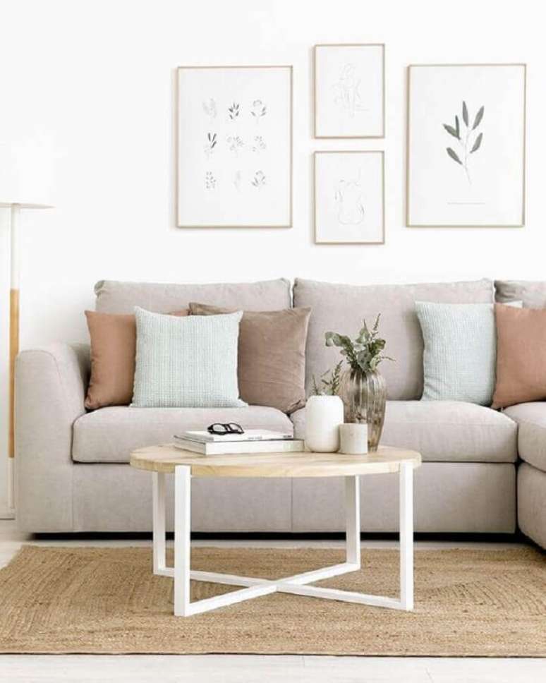 3. &Eacute; importante que a mesa de centro redonda tenha um tamanho condizente com a sala onde ser&aacute; usada &ndash; Foto: Kenay Home