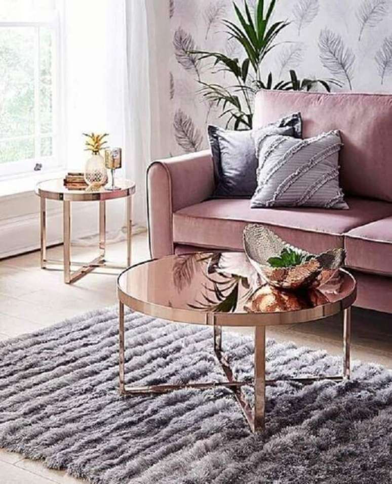 42. Mesa de centro redonda espelhada para decoração de sala com sofá rosa – Foto: Pinterest