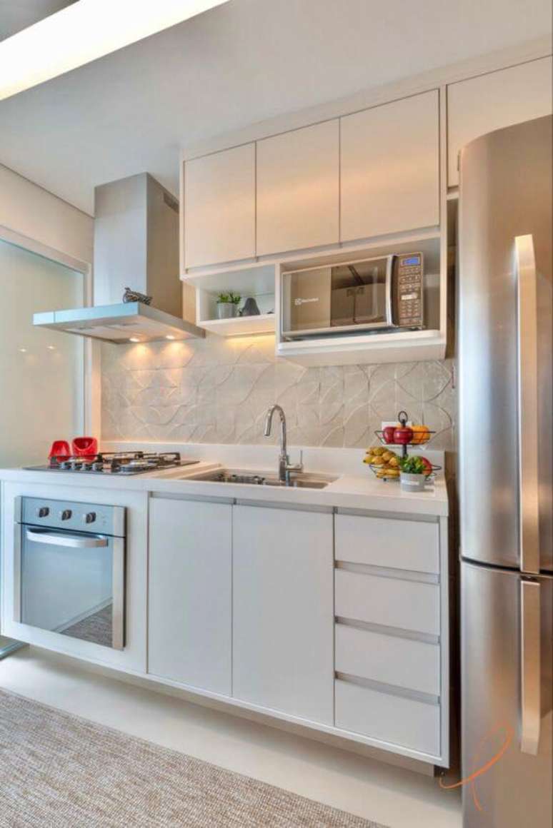 52. Cozinha com revestimento bege e armário branco – Foto Pinterest