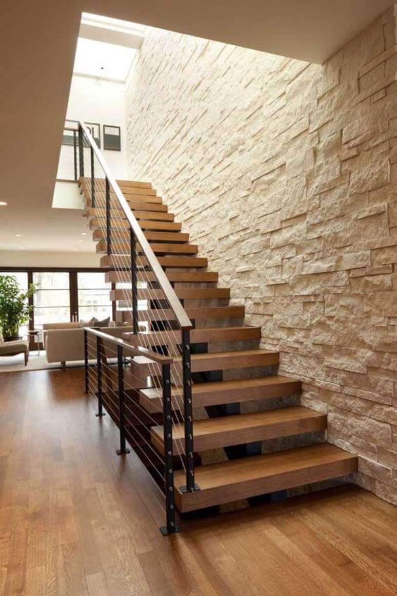 56. Escada com revestimento bege pedra canjiquinha – Foto Pinterest