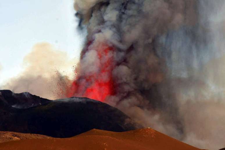 Monte Etna registra intensa atividade vulcânica há dois meses