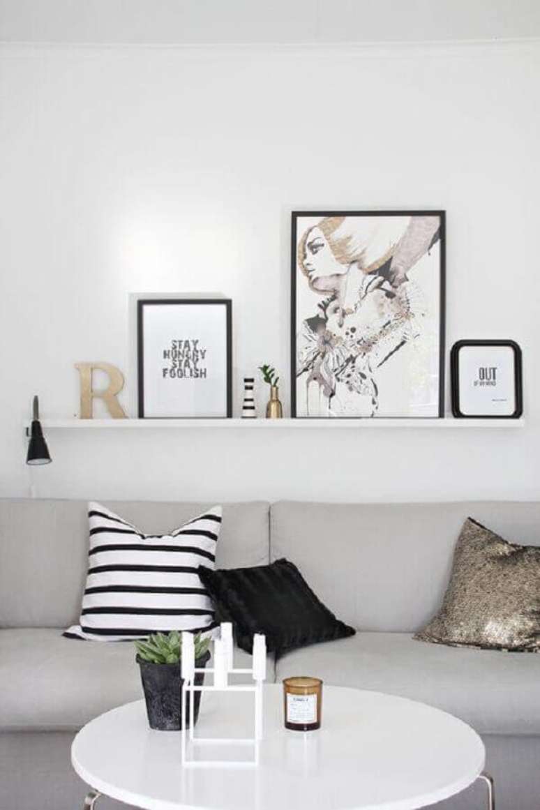 15. Decoração clean para sala com mesa de centro redonda branca – Foto: Pinterest