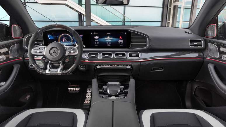 Interior do GLE 63 S Coupé conta com iluminação ambiente ajustável e volante esportivo de três raios AMG. 