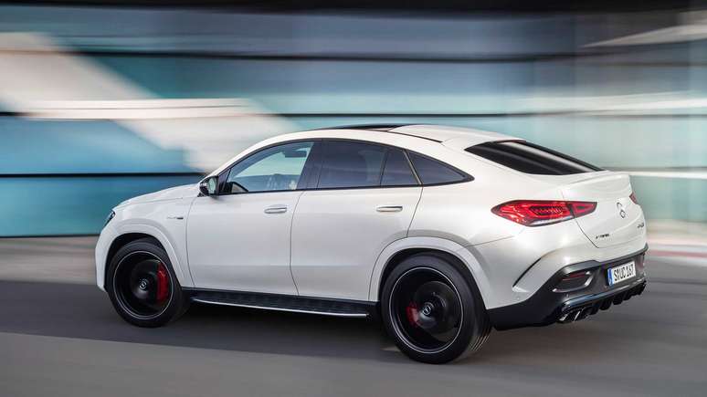 Traseira do GLE 63 S Coupé se destaca pelo caimento cupê e pelas lanternas com design horizontal. 