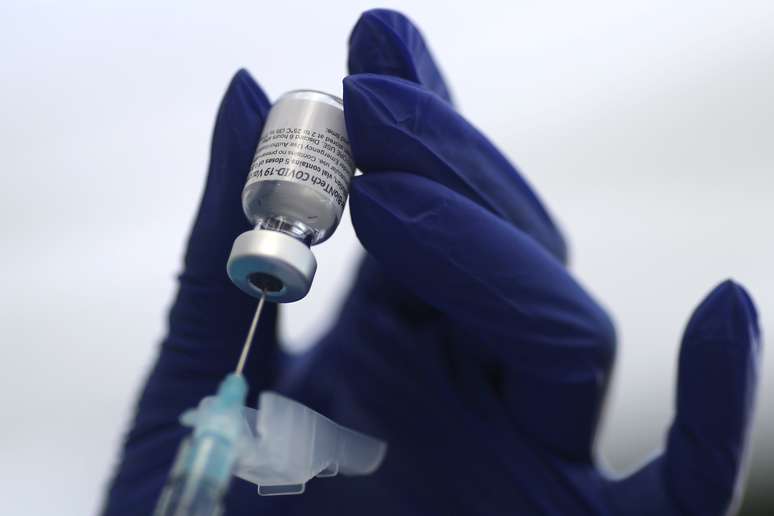 Profissional de saúde prepara dose da vacina contra Covid-19 da Pfizer e da BioNTech para aplicação em Los Angeles
07/01/2021 REUTERS/Lucy Nicholson
