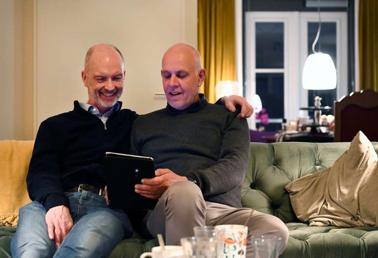Gert Kasteel e Dolf Pasker, casal holandês que protagonizou o primeiro casamento de pessoas do mesmo sexo legalmente reconhecido do mundo
31/03/2021 REUTERS/Piroschka van de Wouw