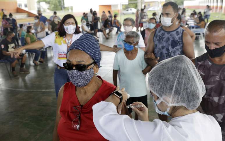 Idosa recebe dose da CoronaVac, em Belford Roxo, perto do Rio de Janeiro
31/03/2021
REUTERS/Ricardo Moraes