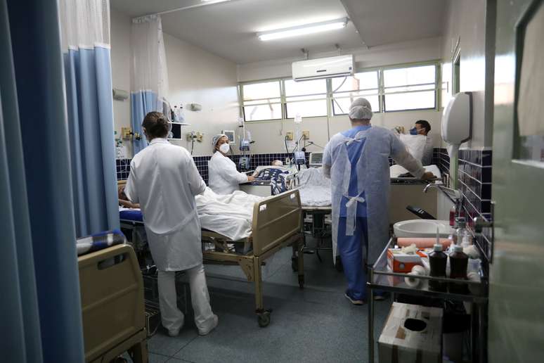 Pacientes aguardam transferência para UTI em hospital de Bauru (SP)
23/03/2021
REUTERS/Leonardo Benassatto