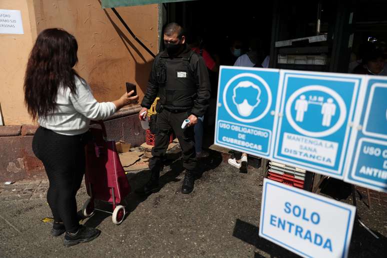Supervis&atilde;o em entrada de mercado em Santiago
 1/4/2021   REUTERS/Ivan Alvarado