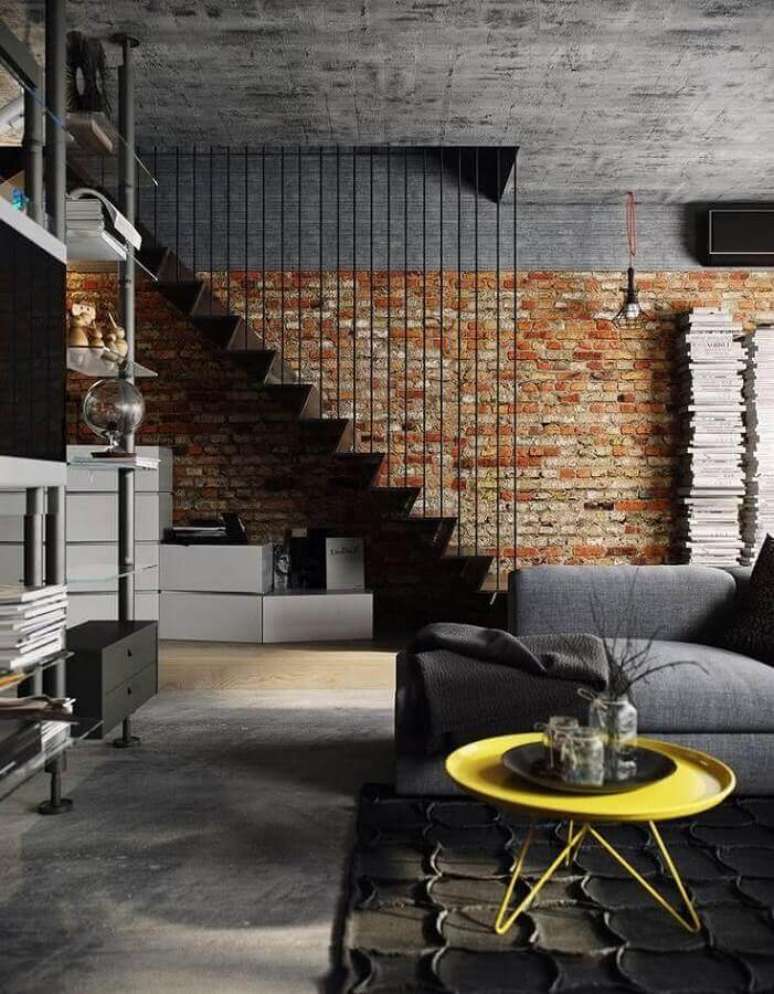 14. Decora&ccedil;&atilde;o estilo industrial para sala com mesa de centro redonda amarela &ndash; Foto: Futurist Architecture
