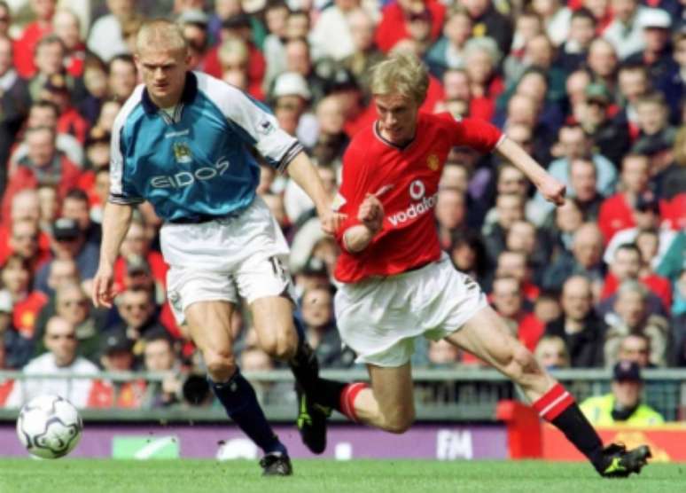 Alfie Haaland em ação pelo City contra o Manchester United em 2001 (Foto: ROBIN PARKER / AFP)