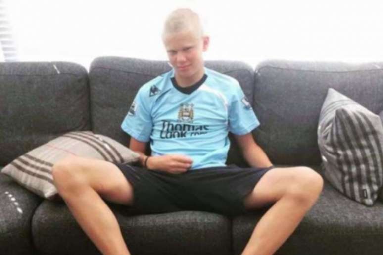 Erling Haaland com a camisa do Manchester City em sua infância (Foto: Reprodução)