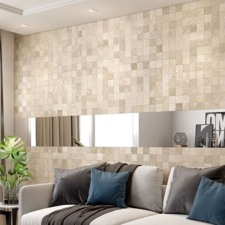 35. Sala de estar com revestimento bege e espelho &ndash; Foto La Benini