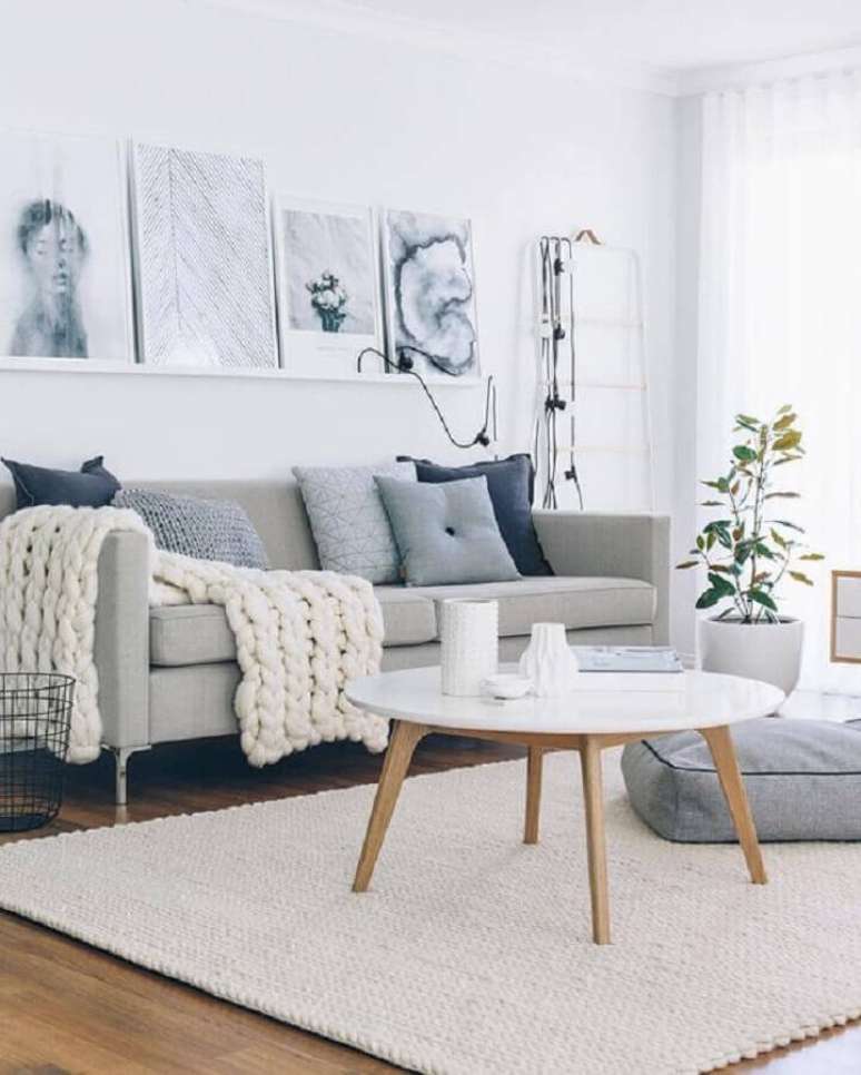 10. Decoração de sala cinza com tapete de crochê e mesa de centro redonda branca retrô – Foto: Pinterest