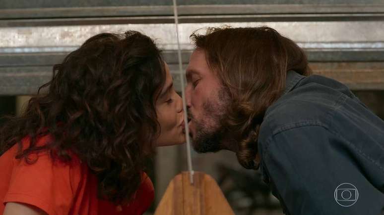 Érica (Nanda Costa) e Davi (Vladimir Brichta) ‘se beijando’ no acrílico de um bar. Constrangedor ou revoltante?