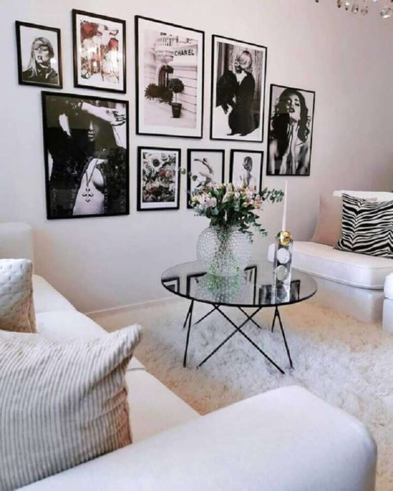 54. Mesa de centro redonda espelhada para decora&ccedil;&atilde;o de sala branca com tapete felpudo &ndash; Foto: Interior by D