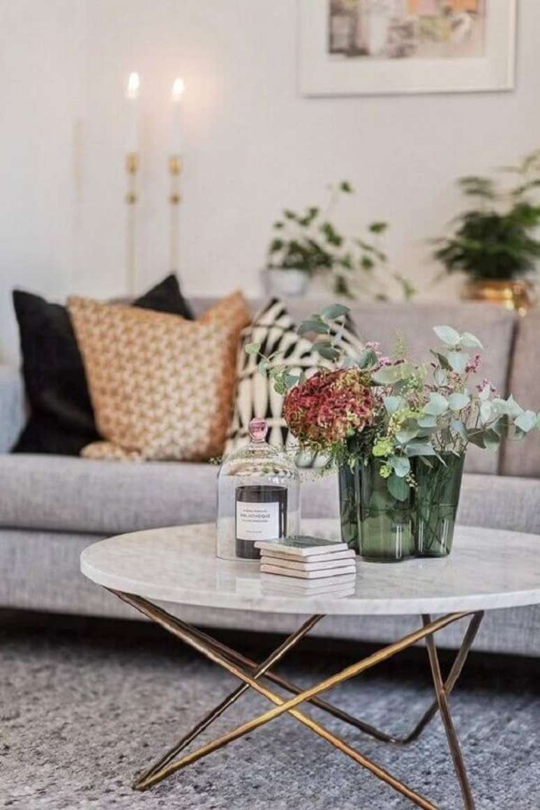 17. Decora&ccedil;&atilde;o de mesa de centro redonda para sala &ndash; Foto: Apartment Therapy