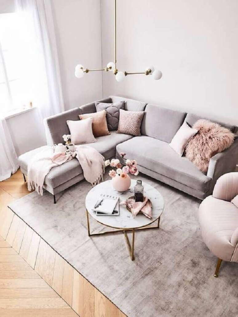 47. Sala cinza e rosa decorada com mesa de centro redonda – Foto: Decoholic