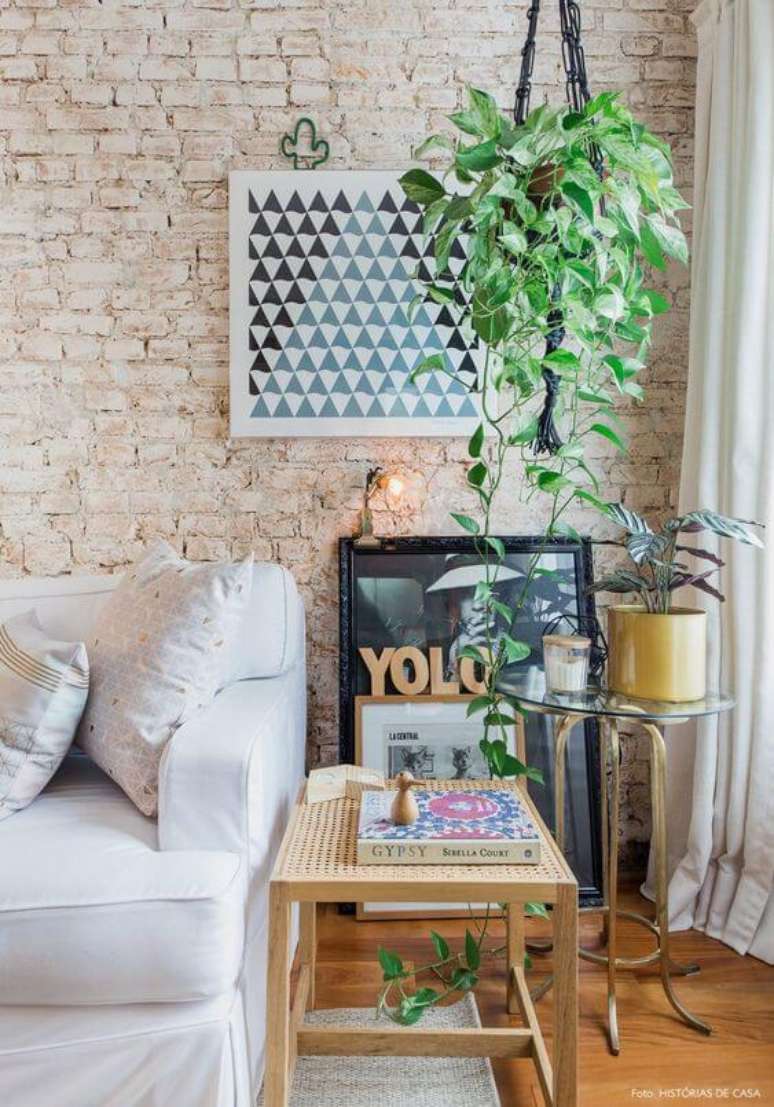 32. Sala com revestimento bege de tijolinho &ndash; Foto Historias de Casa