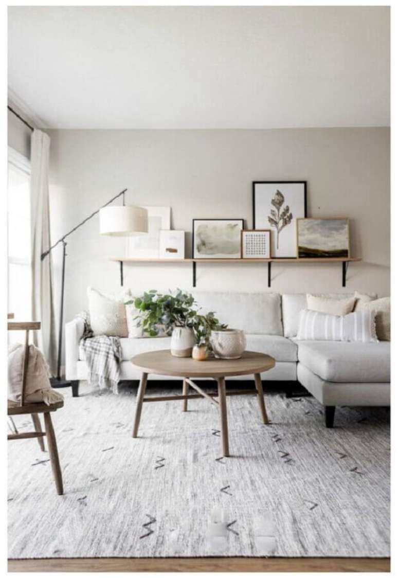 13. Sofá com chaise para decoração de sala com mesa de centro redonda retrô de madeira – Foto: Home Fashion Trend